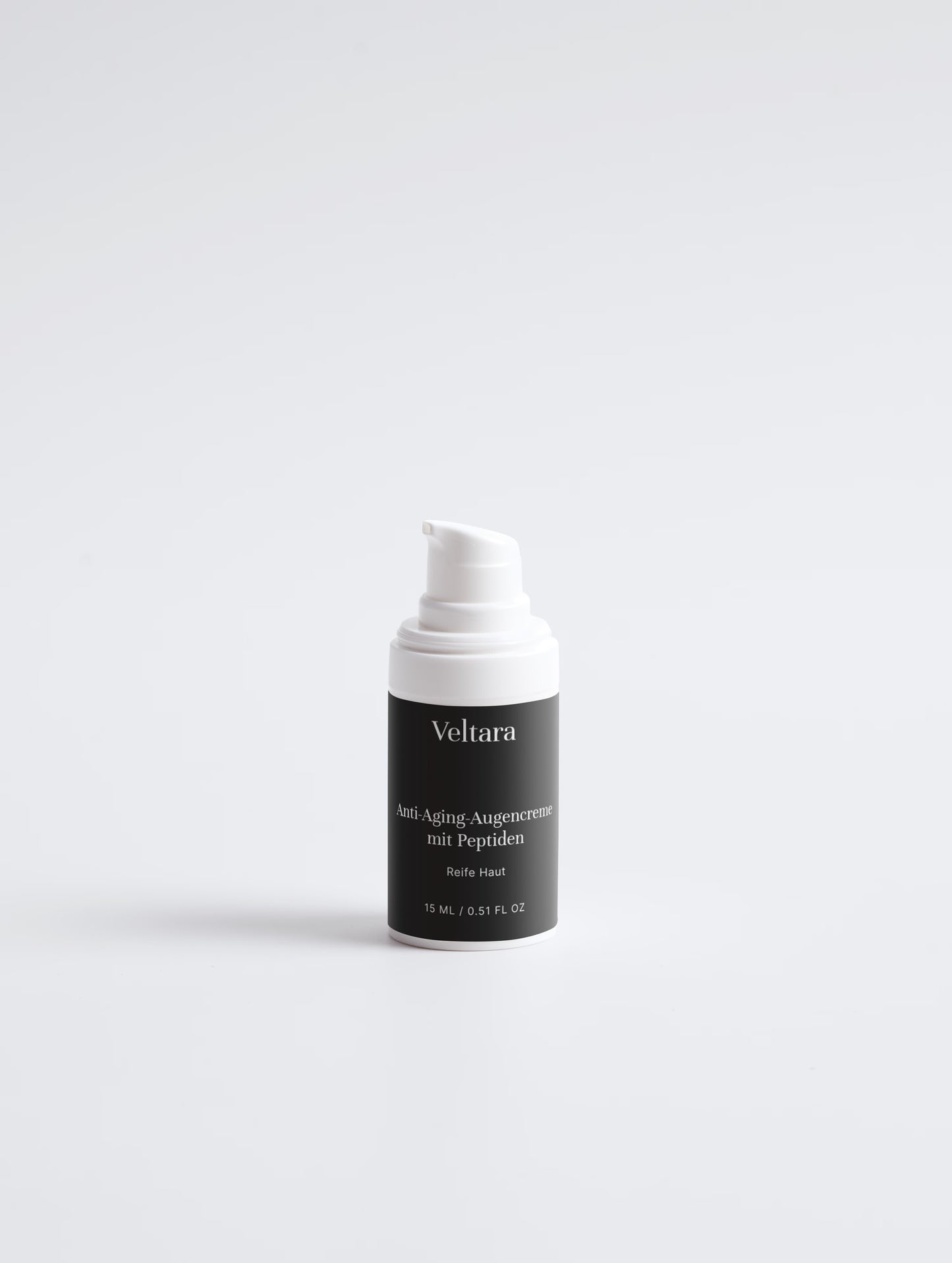 Peptide Augencreme von Veltara – erbsengroße Menge rund um die Augen einklopfen